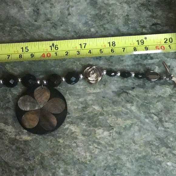 Abalone Shell Lacquerware Pendant with rosettes & beaded necklace - Picture 13 of 14